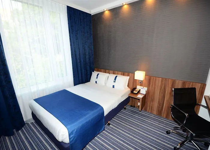 Отель Express Centre 3*